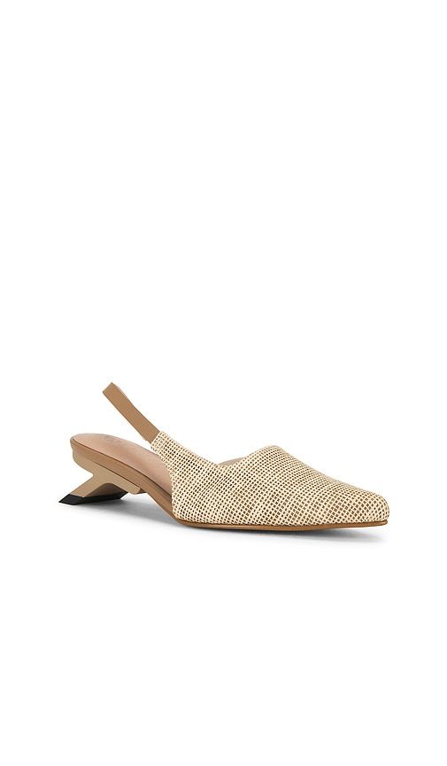 X REVOLVE Madi Swedish Pump in Tan. - size 10 (also in 7, 8, 9) - Nora Lozza - Modalova