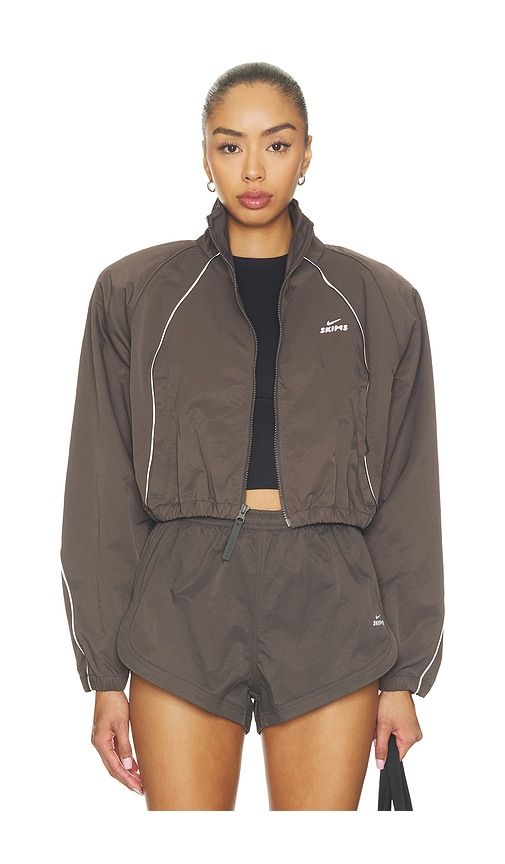 Crop Jacket in Brown. - size L (also in M, S, XS) - NikeSKIMS - Modalova