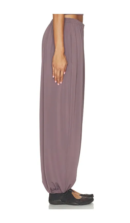 Stretch Knit Harem Pants in Taupe. - size M (also in S) - NikeSKIMS - Modalova