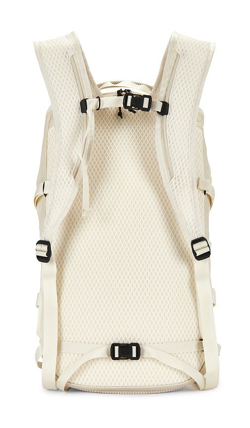 On Speed Pack 18L Lite in Cream - On - Modalova