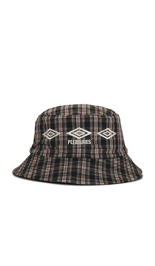 X Umbro Reversible Bucket Hat in - Pleasures - Modalova