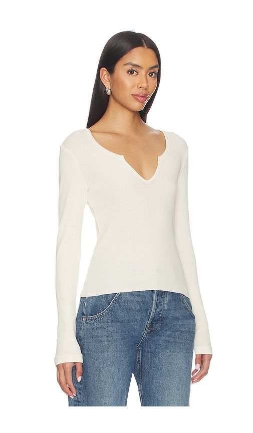 V Cut Baby Long Sleeve Tee in Ivory. - size L (also in M, XS) - RE/DONE - Modalova