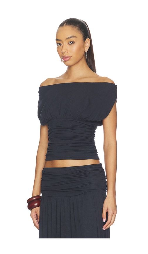 Avanni Off Shoulder Ruched Top in Navy. - size M (also in S, XS) - SEVEN WONDERS - Modalova