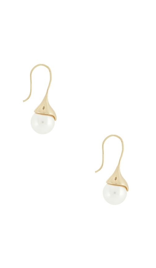 Tulip Pearl Earring in - SHASHI - Modalova