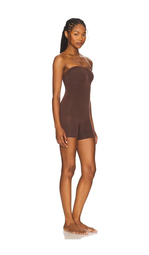 Seamless Sculpt Strapless Shortie Bodysuit in Chocolate. - size XXS (also in XS) - SKIMS - Modalova