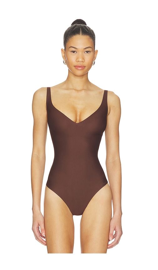 Body Core Sculpt Plunge Thong Bodysuit in Chocolate. - size M (also in XS) - SKIMS - Modalova