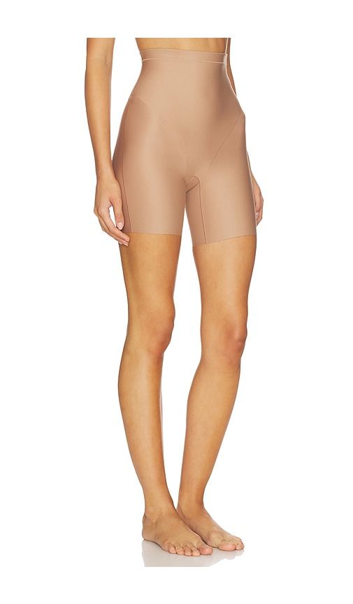 Body Cs Mid Rise Short in Taupe. - size M (also in S, XL, XXL) - SKIMS - Modalova