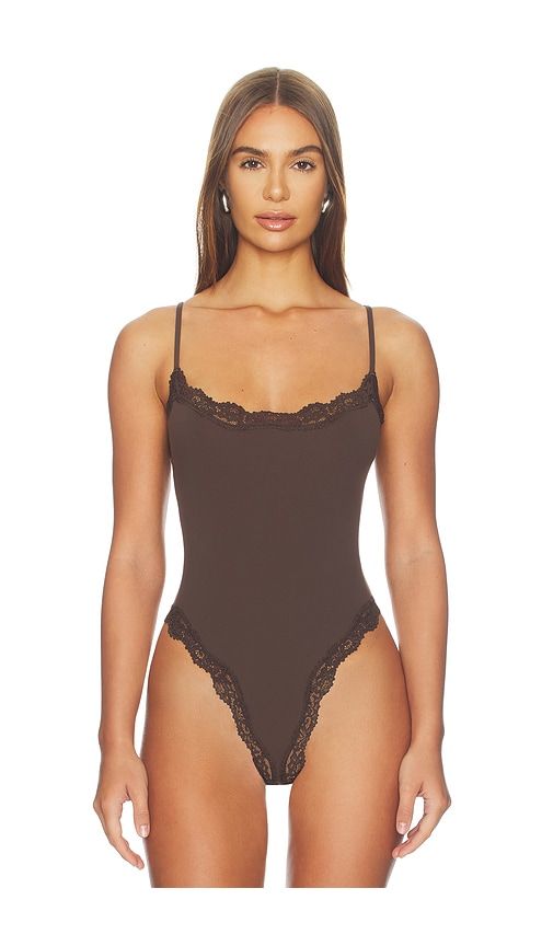 Fits Everybody Lace Cami Bodysuit in Brown. - size M (also in S) - SKIMS - Modalova