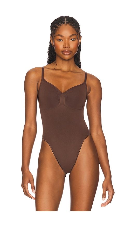 Seamless Sculpt Thong Bodysuit in Chocolate. - size M (also in S, XL, XXL) - SKIMS - Modalova