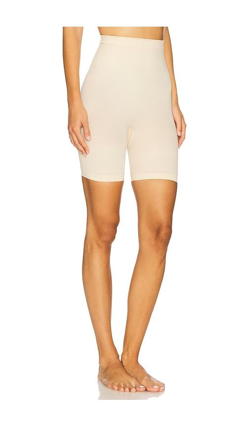Seamless Sculpt Mid Thigh Short in Nude. - size S (also in XS, XXL) - SKIMS - Modalova
