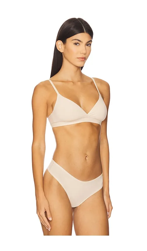 Fits Everybody Crossover Bralette in Nude. - size S (also in XS) - SKIMS - Modalova