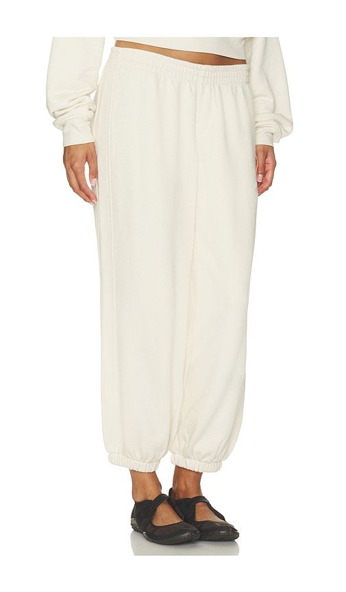 Drapey French Terry Cropped Low Rise Jogger in Ivory. - size L (also in M, S, XL, XS) - SKIMS - Modalova