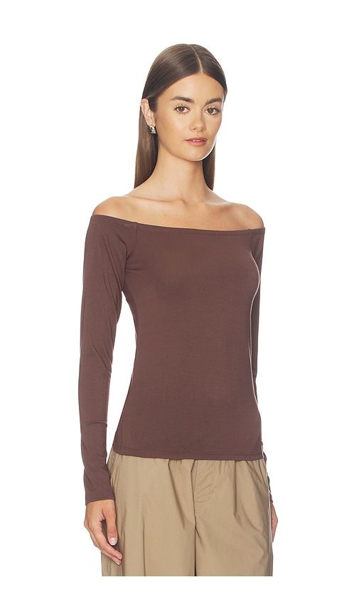 Smooth Layers Long Sleeve Off The Shoulder Top in Brown. - size L (also in M, S, XS, XXS) - SKIMS - Modalova