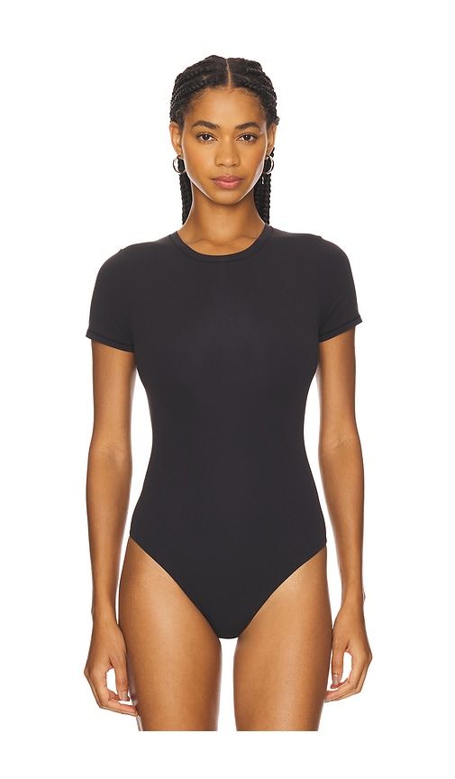 Fits Everybody T-Shirt Bodysuit in Black. - size S (also in XS, XXS) - SKIMS - Modalova