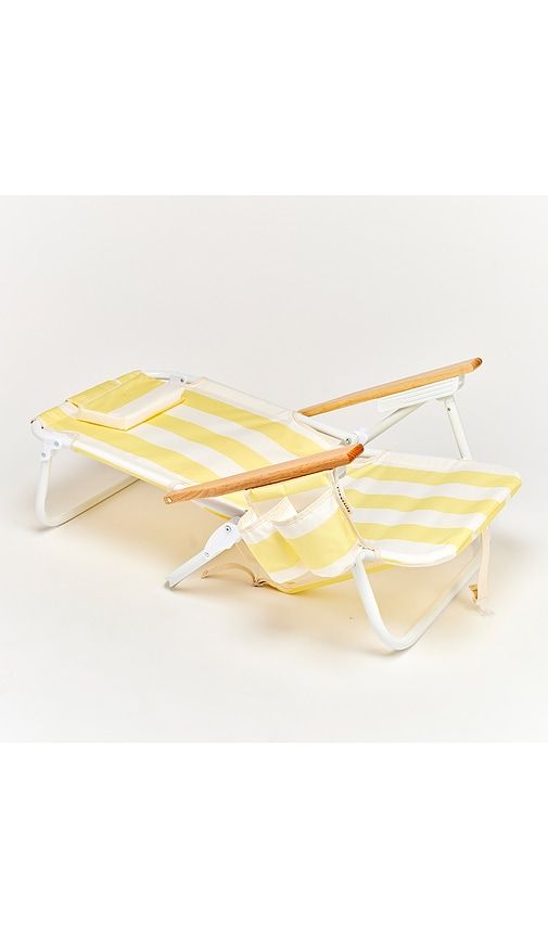 Deluxe Beach Chair in Yellow - Sunnylife - Modalova