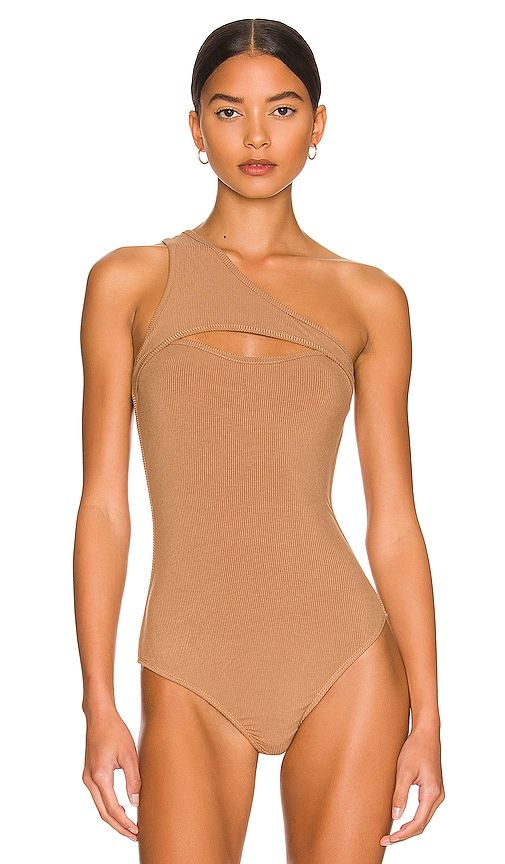 Sadra One Shoulder Bodysuit in Tan. - size S (also in XL) - superdown - Modalova