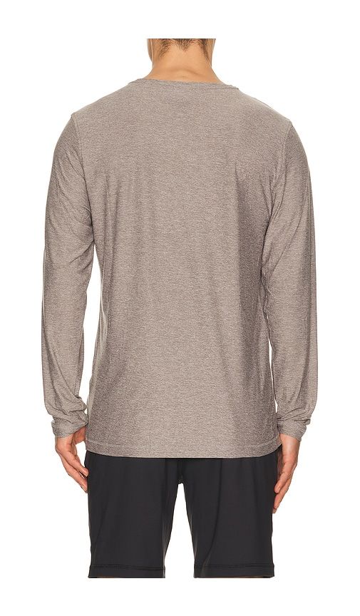 Strato Tech Long Sleeve Tee in Grey. - size L (also in M, S, XL/1X, XXL/2X) - Vuori - Modalova