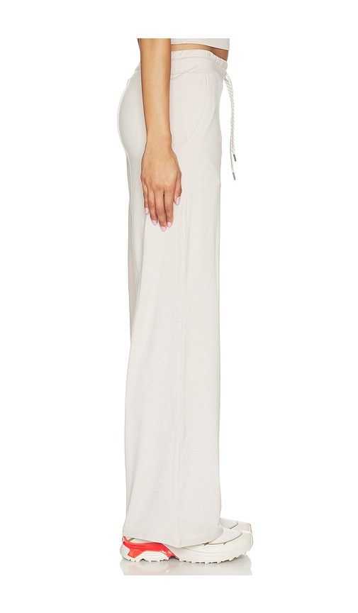 Halo Essential Wide Leg Pants in Beige. - size L (also in M, S, XL) - Vuori - Modalova
