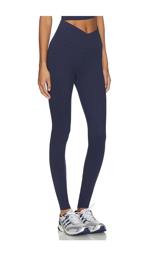 FlowWell Callista Crossover Legging in Navy. - size M (also in S, XL, XXS) - WellBeing + BeingWell - Modalova