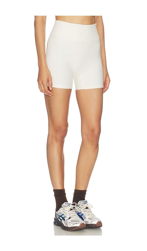 Stretch Sculpt Short in Cream. - size M (also in S) - YEAR OF OURS - Modalova
