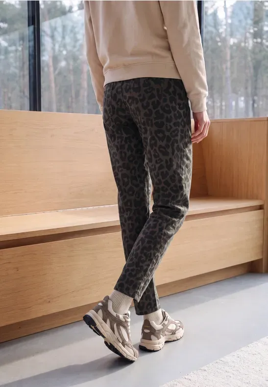 High Waist Barrel Leg Jeans mit Leo-Muster - cecil - Modalova