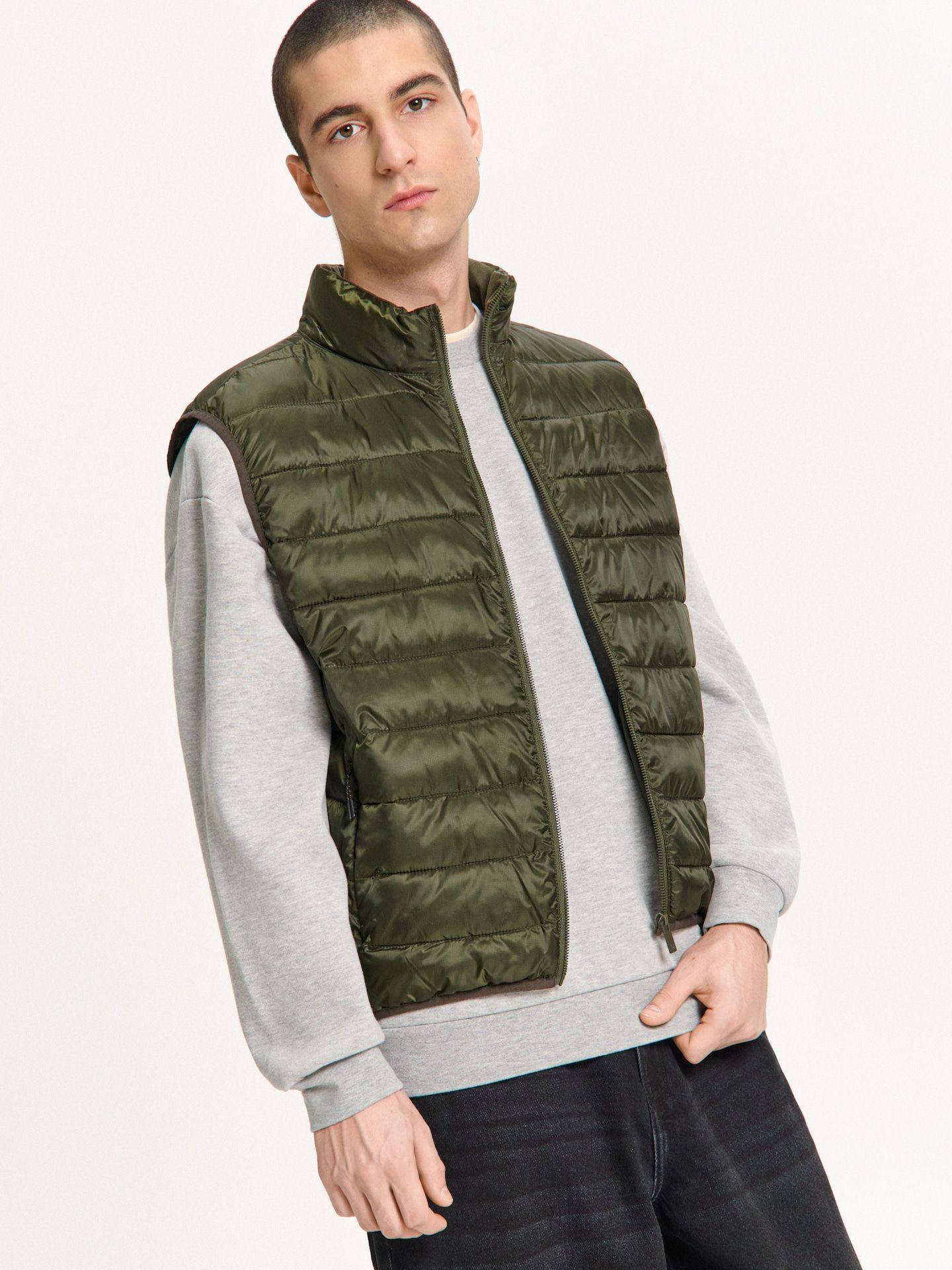 Chaleco acolchado con cuello perkins - Cropp - Modalova