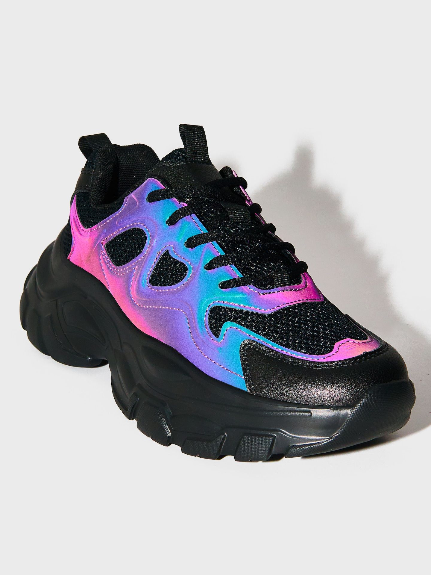 Holographic effect sneakers - Cropp - Modalova