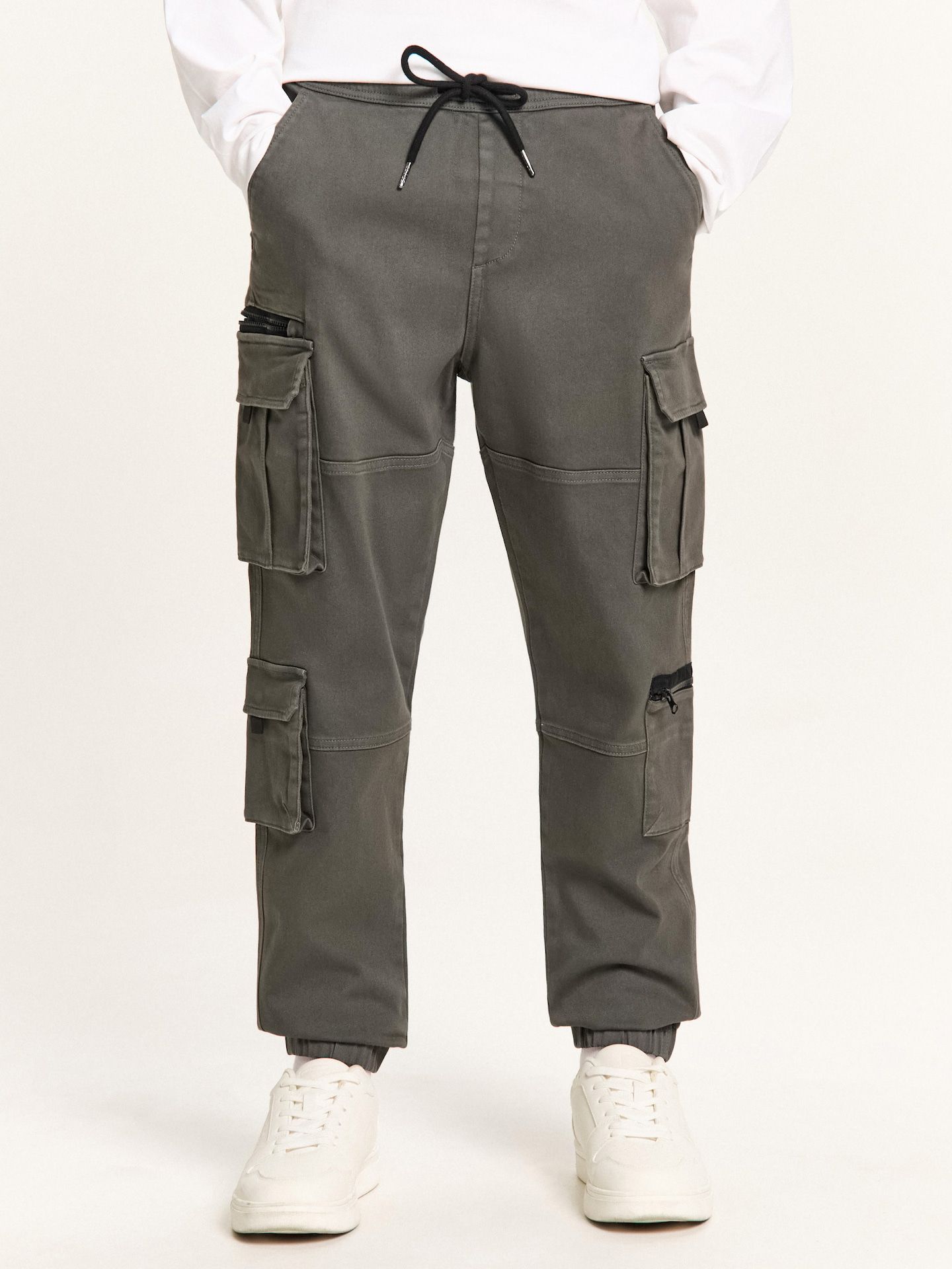 Joggers con bolsillos cargo - Cropp - Modalova