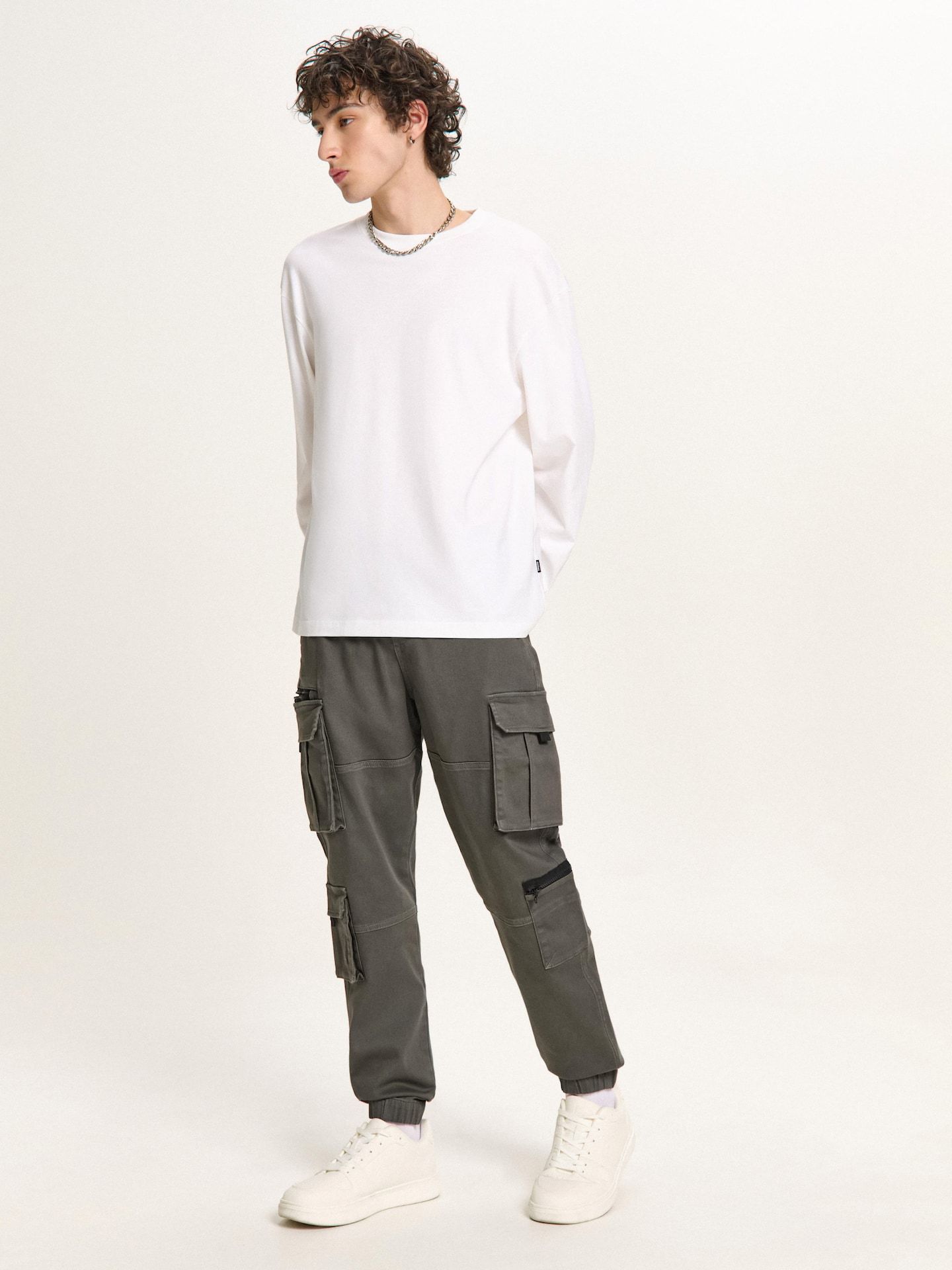 Joggers con bolsillos cargo - Cropp - Modalova